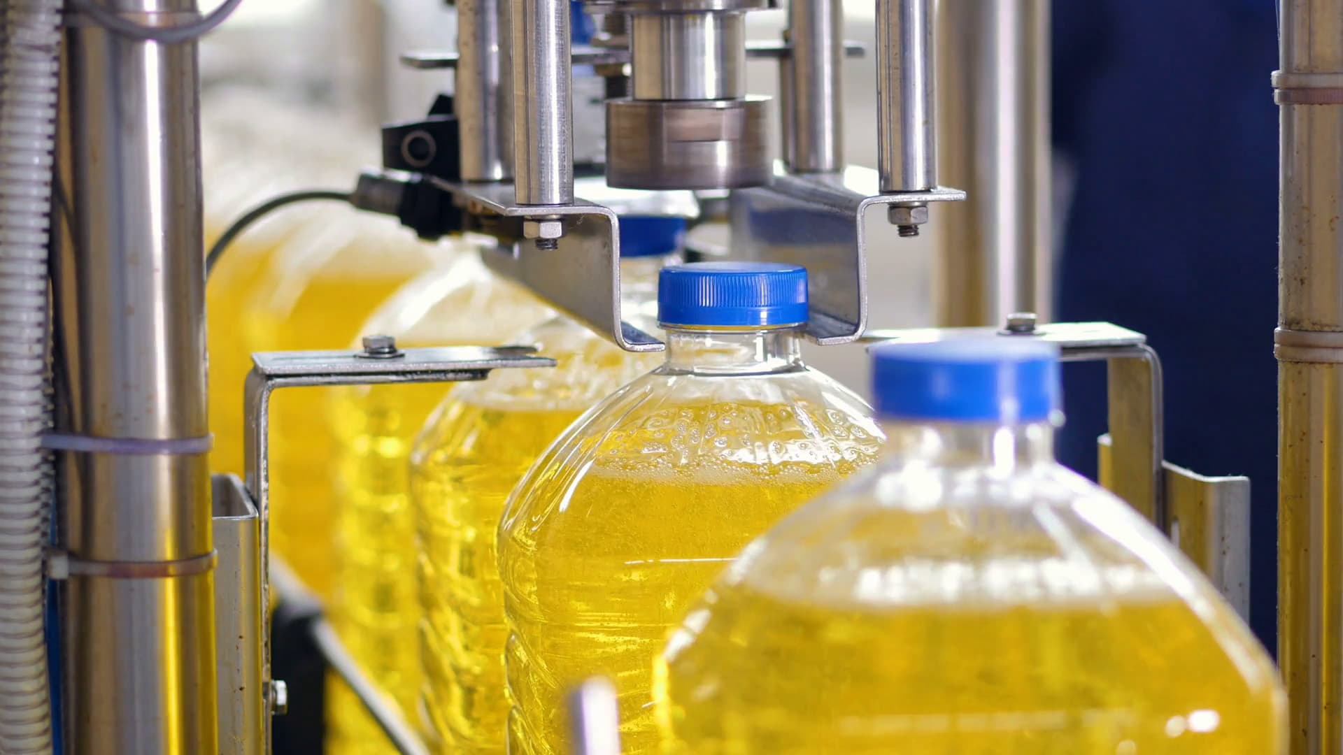 Industrial oil bottling production line